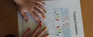 Buntlackierte Fingernägel helfen beim Erlernen des 10-Finger-Tastschreibens